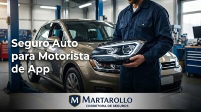 Mecânico segurando um farol de LED moderno e caro na oficina, simbolizando o alto custo das peças e a inflação que mantém o preço do seguro automotivo elevado, com a logo da Martarollo Seguros.