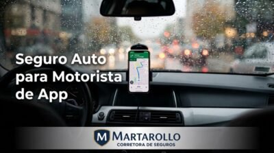 Visão interna de um carro de aplicativo com o GPS no painel e chuva no vidro, representando a importância do seguro auto comercial para motoristas de Curitiba, com a logo da Martarollo Seguros.
